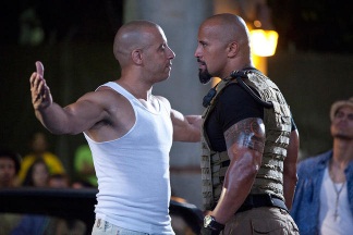 Dwayne Johnson (derecha) en "Fast Five"